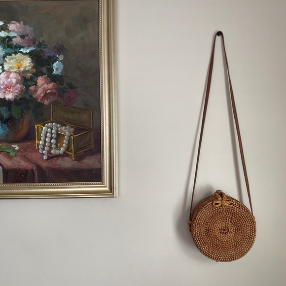 Handwoven crossbody rattan bag - Picture 9 of 11